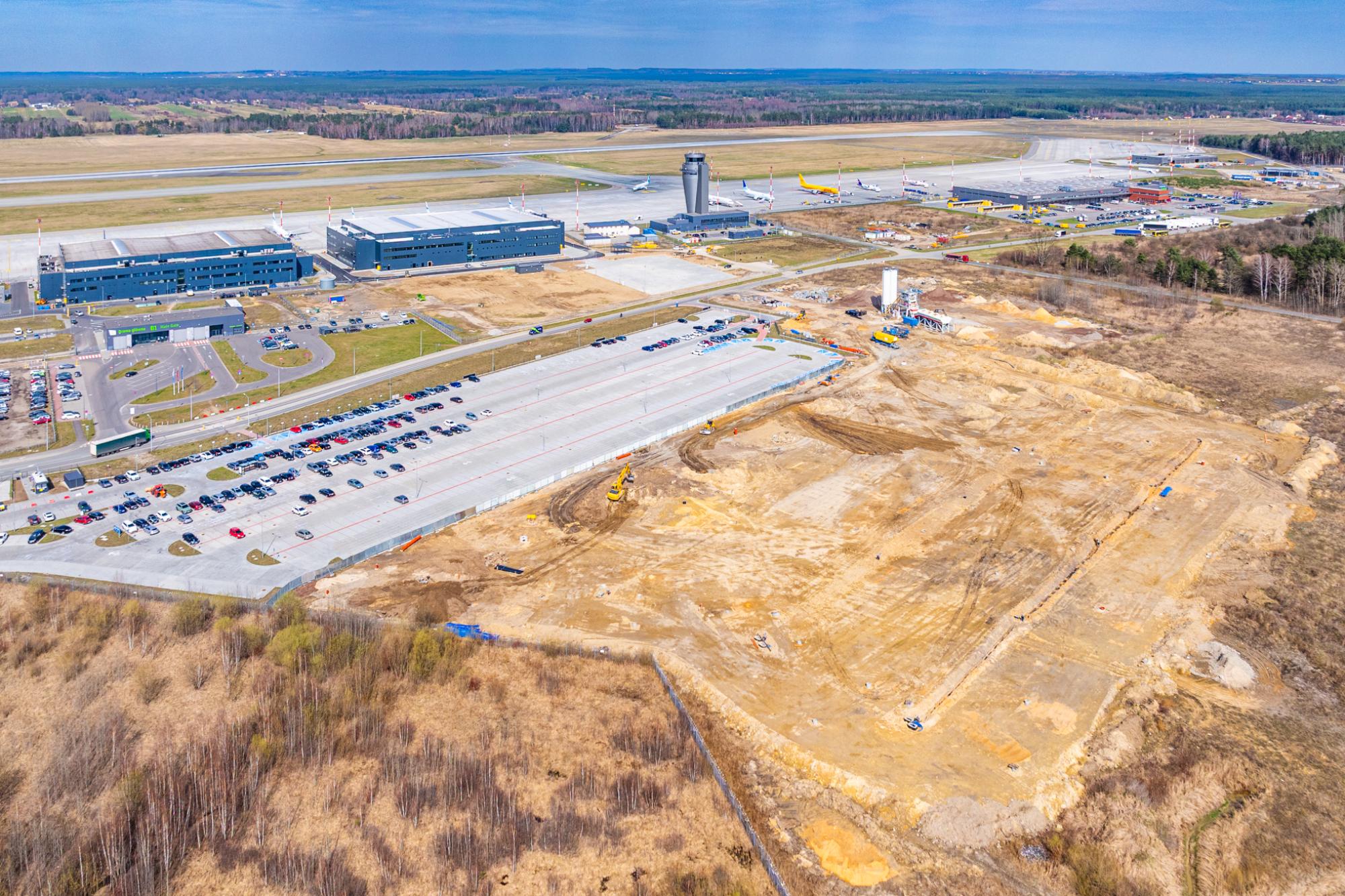 Marzec 2026 - budowa parkingu P5 (etap II) / Program inwestycyjny Katowice Airport 2024–2032