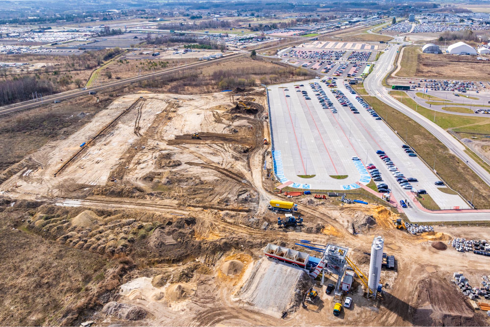 Marzec 2026 - budowa parkingu P5 (etap II) / Program inwestycyjny Katowice Airport 2024–2032